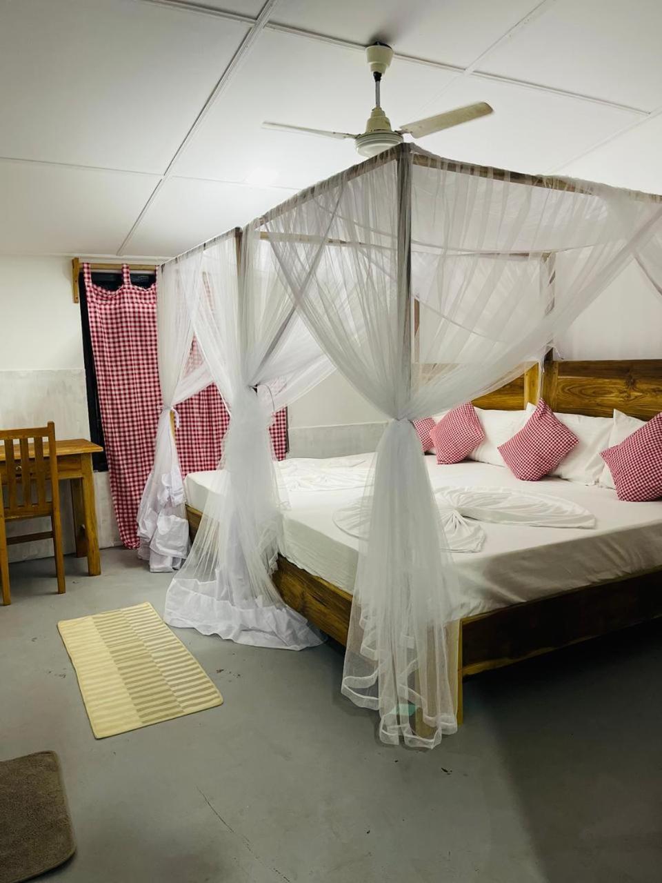 Swiss Kiss Beach Resort Uppuveli Dış mekan fotoğraf