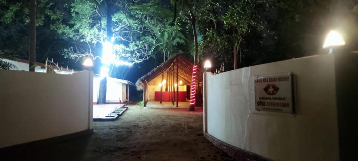 Swiss Kiss Beach Resort Uppuveli Dış mekan fotoğraf