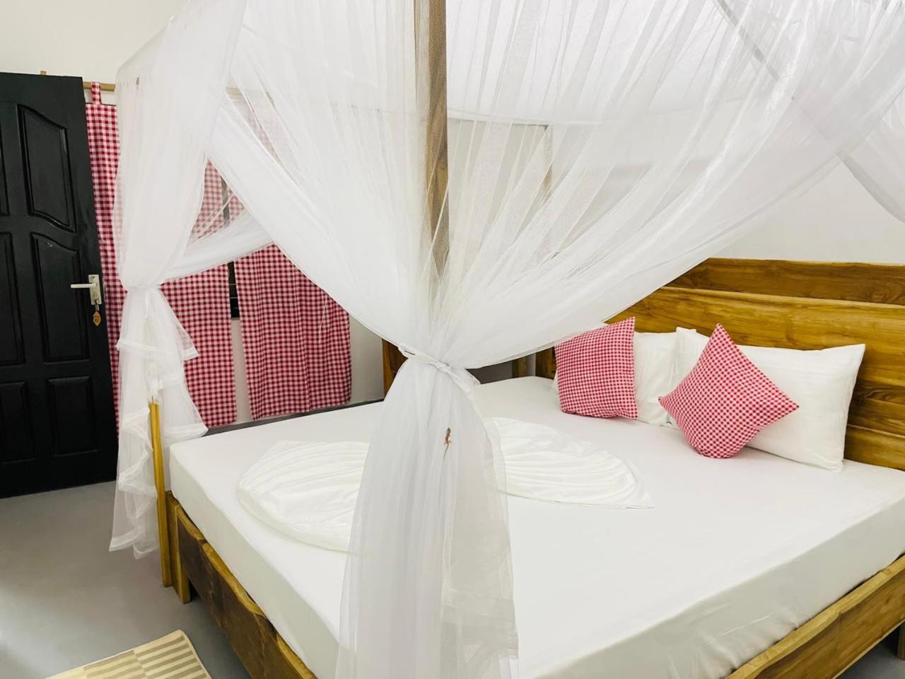 Swiss Kiss Beach Resort Uppuveli Dış mekan fotoğraf