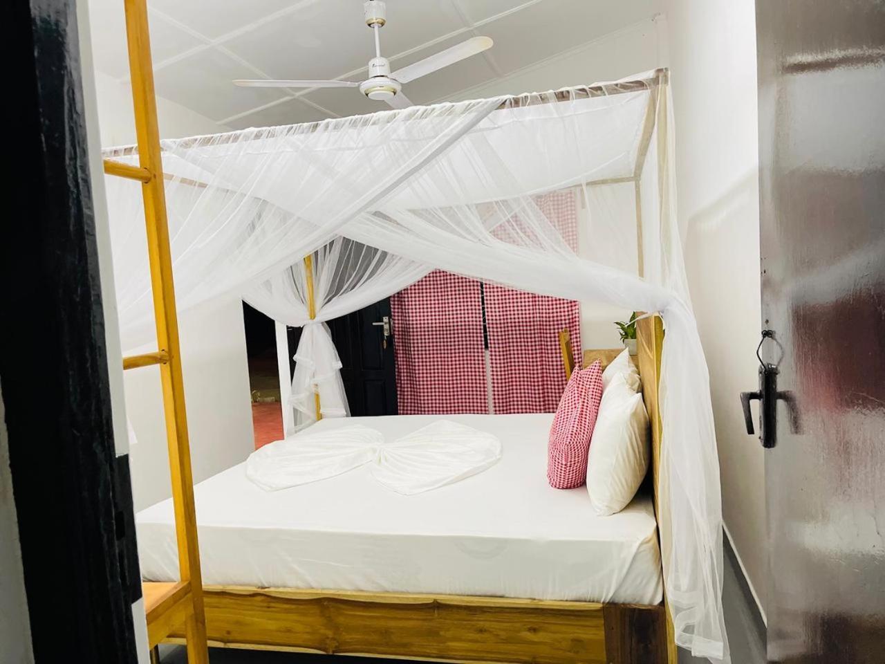 Swiss Kiss Beach Resort Uppuveli Dış mekan fotoğraf